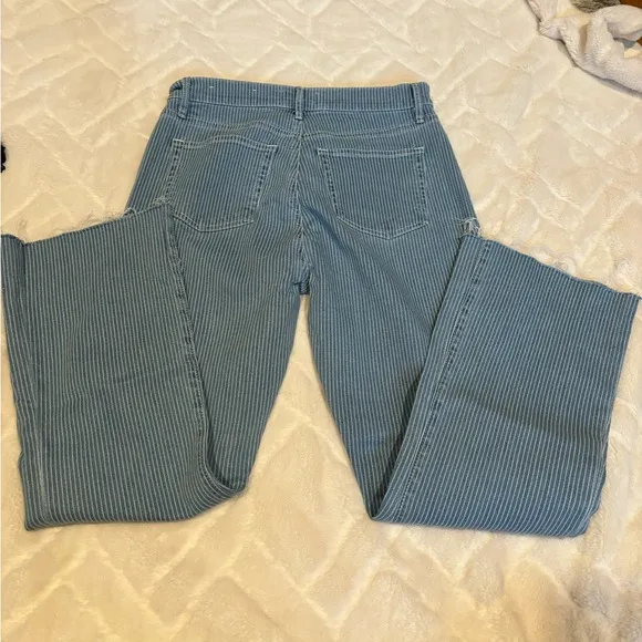 Women's LOFT Denim Kick Crop Jeans - Has light white stripes Size 27/4