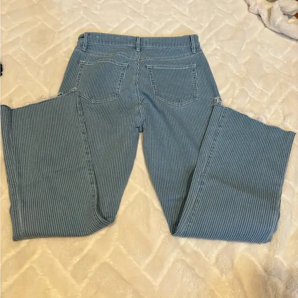 Women's LOFT Denim Kick Crop Jeans - Has light white stripes Size 27/4
