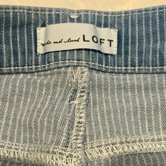 Women's LOFT Denim Kick Crop Jeans - Has light white stripes Size 27/4