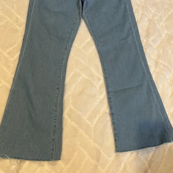 Women's LOFT Denim Kick Crop Jeans - Has light white stripes Size 27/4